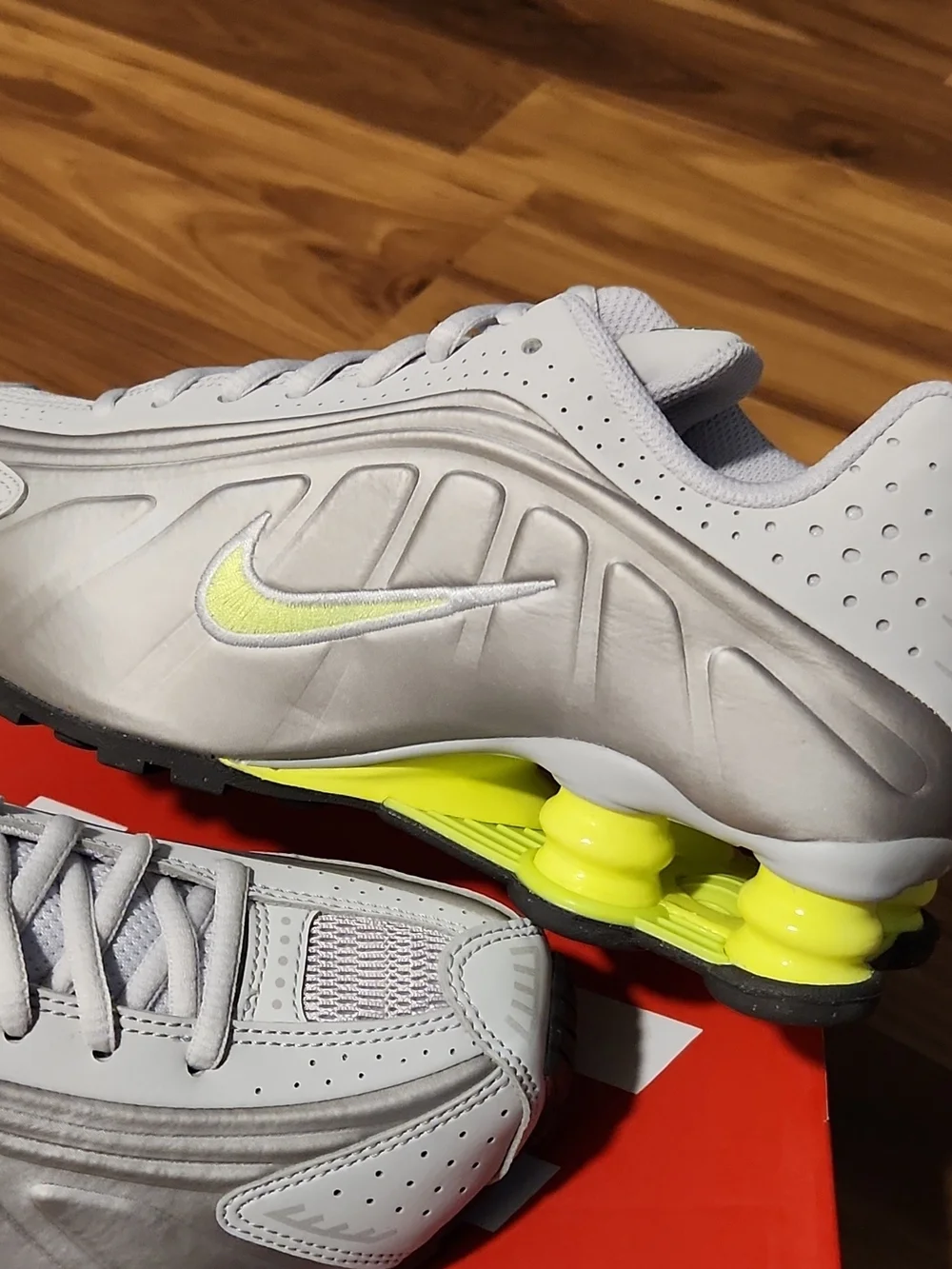 Nike GS Shox R4 size 5 Youth Grey Volt green CW2626-008 big kids 5y with box